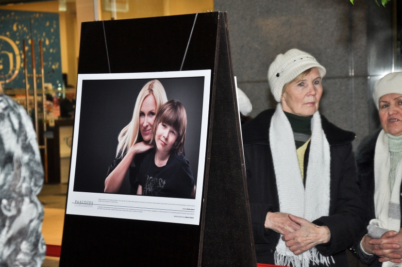 Atklāta unikāla fotoizstāde ar Latvijas slavenību un viņu bērnu piedalīšanos (Bilde 1)