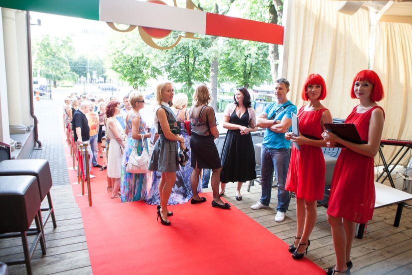 "Martini" jubileju pagodina Riannas bekvokāliste (Bilde 1)