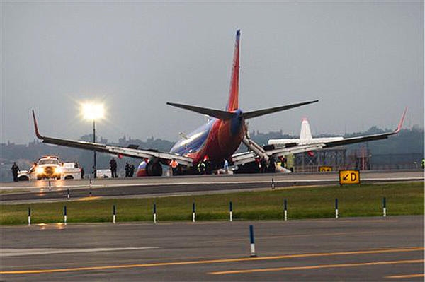 FOTO/VIDEO: Pasažieris nofilmē lidmašīnas avāriju un cilvēku paniku salonā  (Bilde 1)