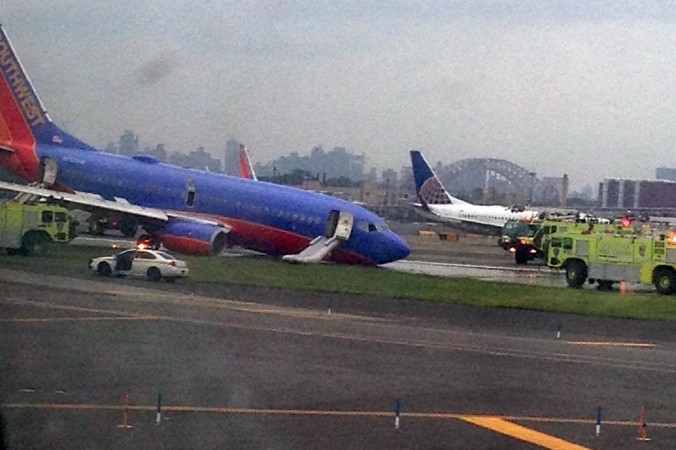 FOTO/VIDEO: Pasažieris nofilmē lidmašīnas avāriju un cilvēku paniku salonā  (Bilde 2)