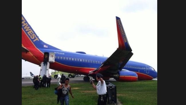 FOTO/VIDEO: Pasažieris nofilmē lidmašīnas avāriju un cilvēku paniku salonā  (Bilde 3)
