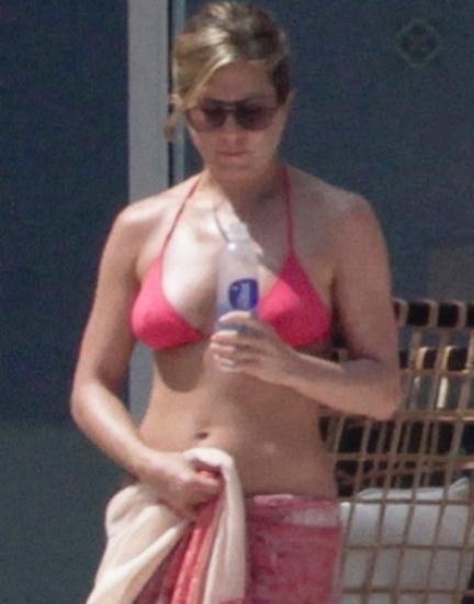 Seksīgā aktrise Dženifera Anistone pieķerta atpūtā niecīgā bikini PAPARACI FOTO (Bilde 3)