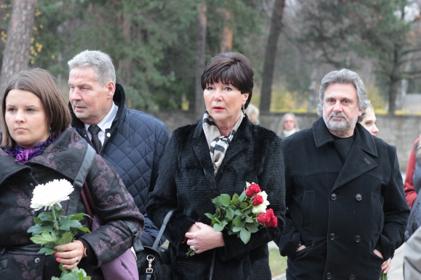 Ar motociklu godasardzi un asarām acīs slavenības atvadās no rokmūzikas leģendas Aivara Brīzes - FOTOREPORTĀŽA (Bilde 1)