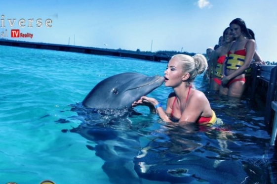 Kubasova izrāda savas krūtis, pozējot bikini - FOTO (Bilde 2)