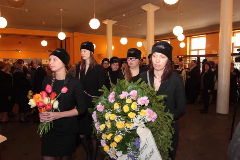 Ceļu policijas eskortā labākais Karlsons pasaulē savā pēdējā lidojumā cauri Rīgai. FOTOREPORTĀŽA (Bilde 1)