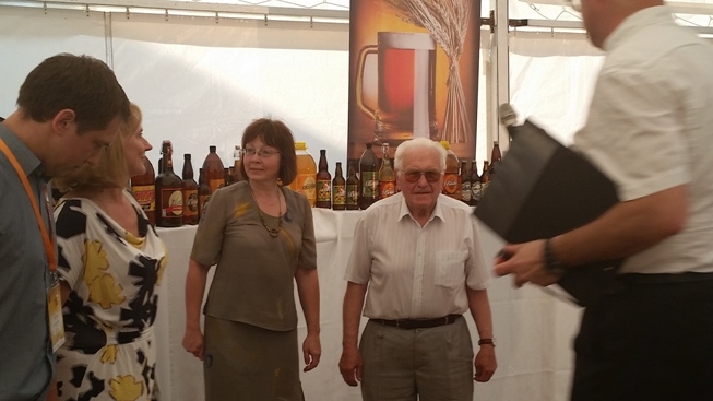 Andris Ameriks aplej festivāla dalībniekus ar alu (Bilde 1)