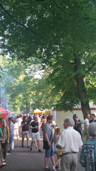 Andris Ameriks aplej festivāla dalībniekus ar alu (Bilde 4)