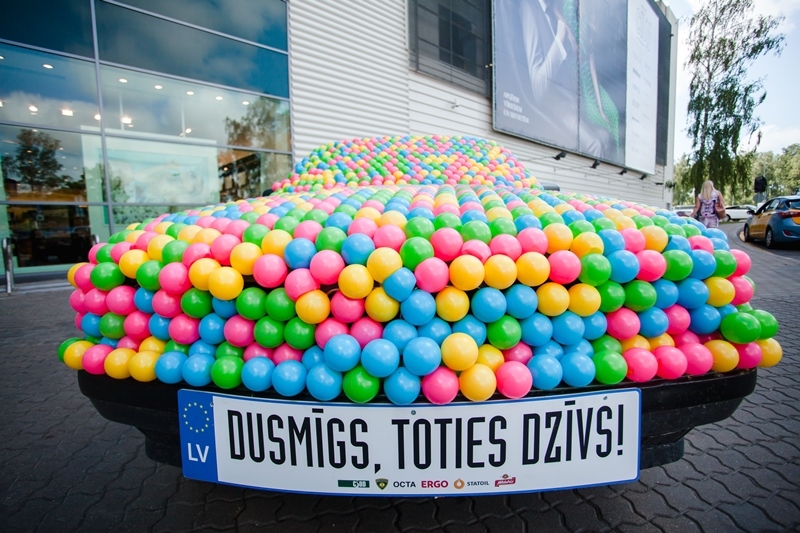 Lauris Reiniks bloķē dzērājšoferu auto - FOTO (Bilde 1)