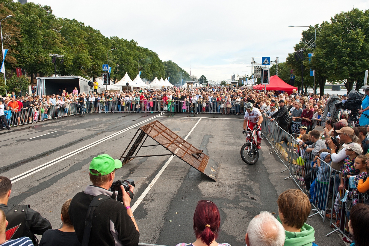FOTO: Motosportisti 11.novembra krastmalā (Bilde 1)