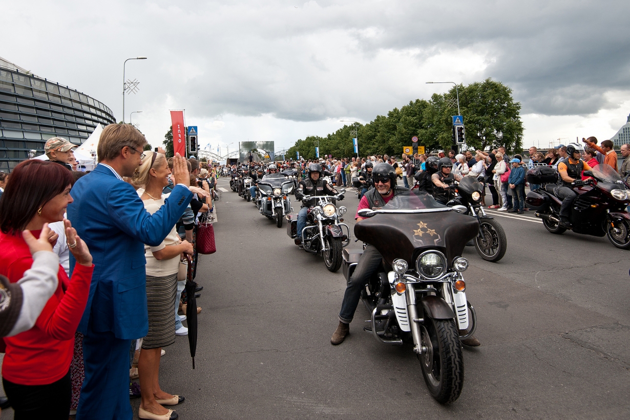 FOTO: Motosportisti 11.novembra krastmalā (Bilde 2)
