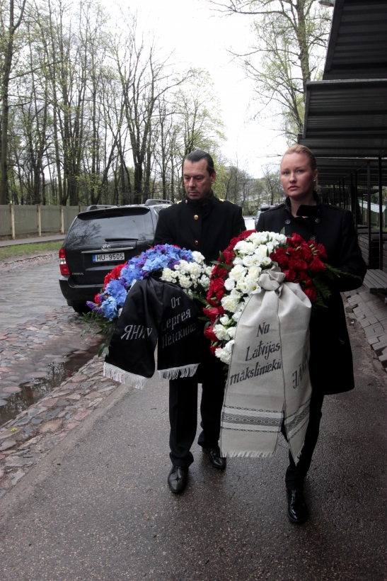 Leons Zviedris uz miljonāra bērēm ierodas ar ziedu klēpi Krievijas karoga krāsā (Bilde 4)