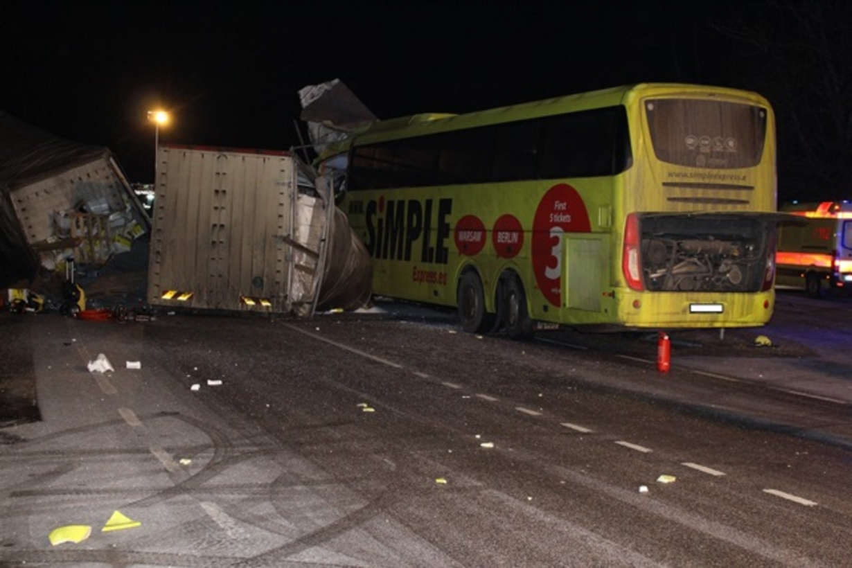 Baisā avārijā iekļuvis Simple Express autobuss ar Latvijas pilsoņiem; 13 ievainotie un bojāgājušais (Bilde 1)