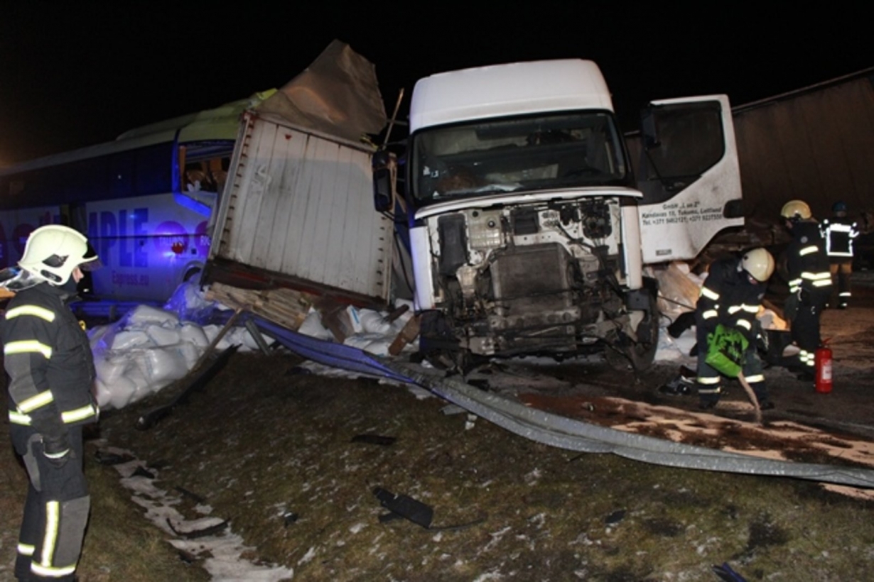 Baisā avārijā iekļuvis Simple Express autobuss ar Latvijas pilsoņiem; 13 ievainotie un bojāgājušais (Bilde 4)