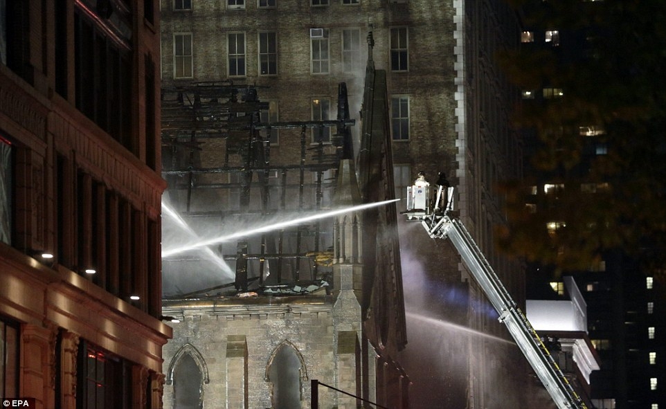 VIDEO: Ņujorkā milzu liesmās nodeg vēsturiska baznīca (Bilde 1)