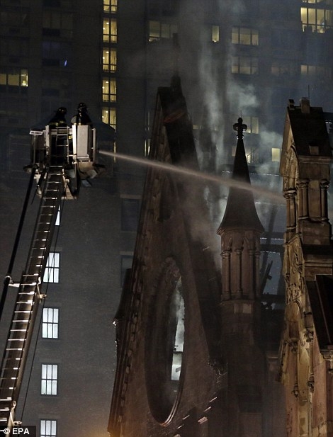 VIDEO: Ņujorkā milzu liesmās nodeg vēsturiska baznīca (Bilde 2)