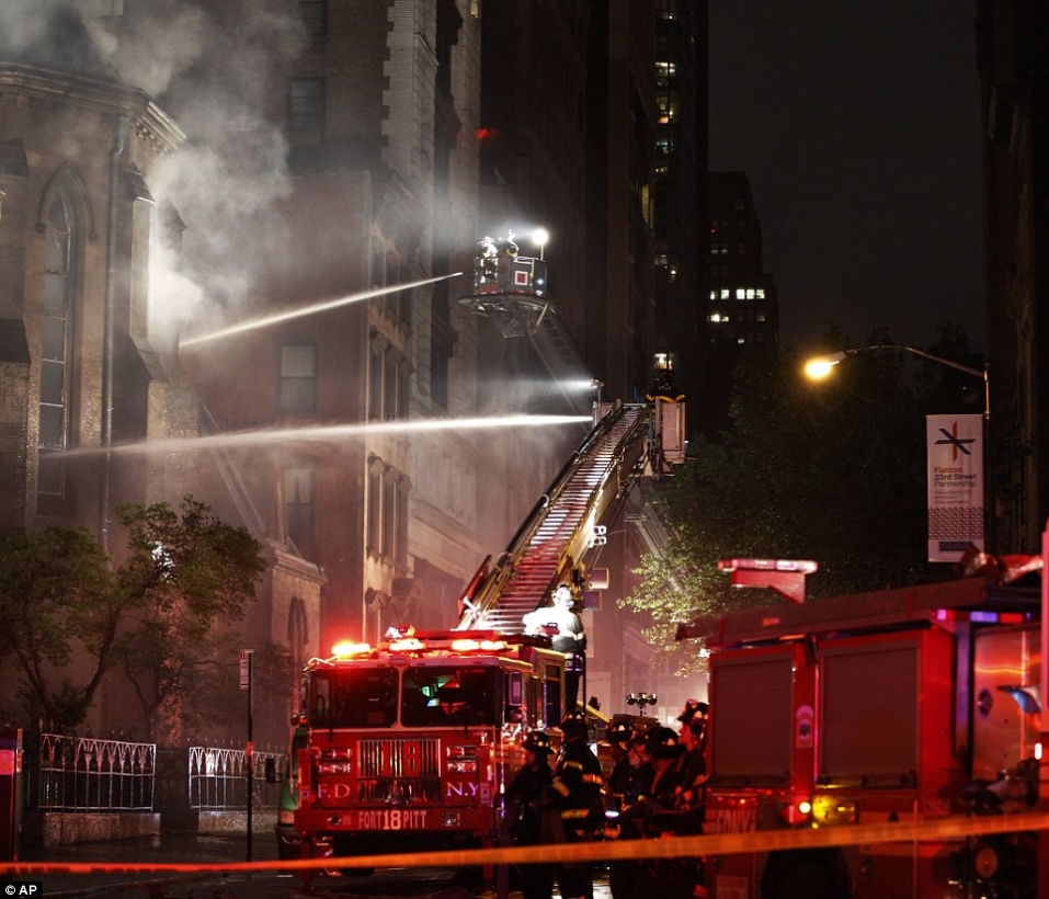 VIDEO: Ņujorkā milzu liesmās nodeg vēsturiska baznīca (Bilde 3)