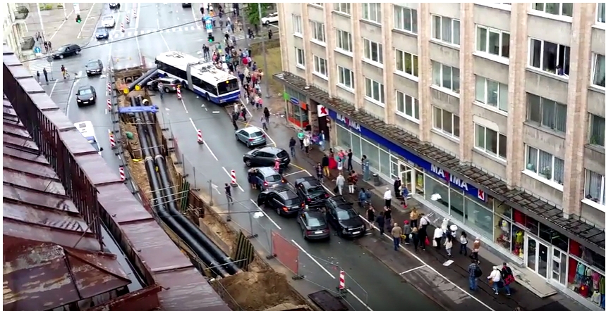 Rīgas centrā 17. maršruta trolejbuss triecas iekšā mašīnās un veikalā. FOTO/VIDEO (Bilde 1)