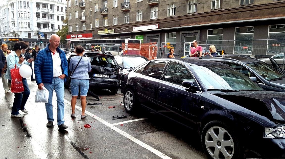 Rīgas centrā 17. maršruta trolejbuss triecas iekšā mašīnās un veikalā. FOTO/VIDEO (Bilde 2)