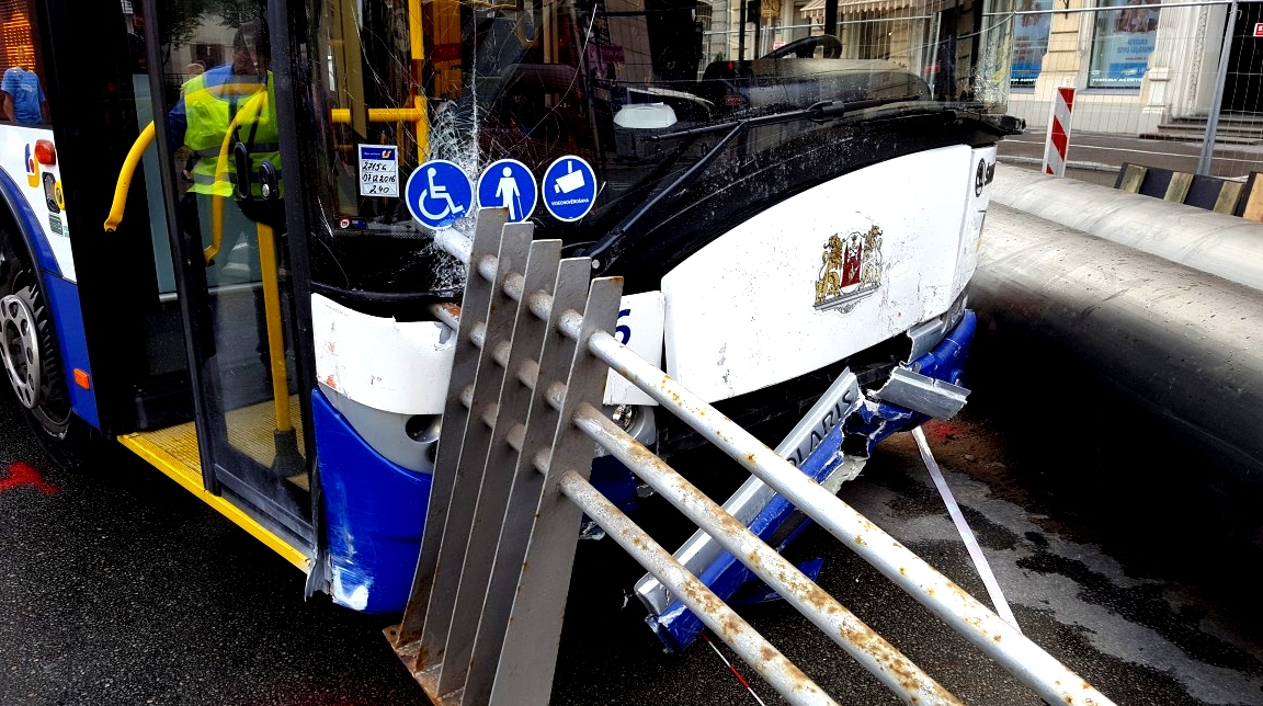 Rīgas centrā 17. maršruta trolejbuss triecas iekšā mašīnās un veikalā. FOTO/VIDEO (Bilde 4)