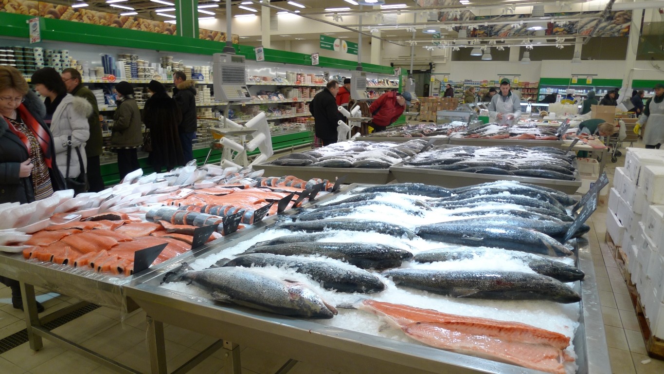 Можно купить свежую рыбу. Рыба на прилавке. Рынок рыбной продукции. Поставка рыбы. Рыбные оптовые базы.
