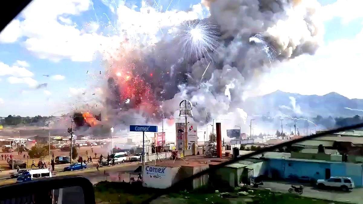 Autovadītājs video iemūžinājis sprādzienu pirotehnikas tirgū, kur bojā gāja 26 cilvēki (Bilde 4)