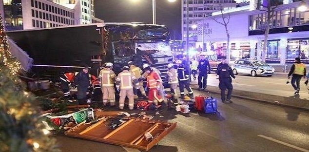 Nofilmēts mirklis, kā Berlīnes tirdziņā ietriecas smagā automašīna (Bilde 4)