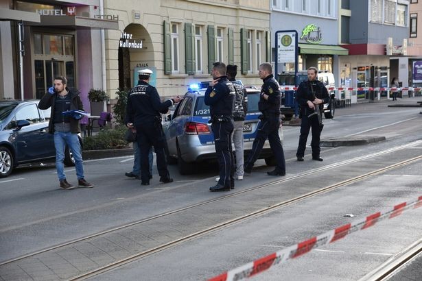 VIDEO: Vācijā bruņots noziedznieks iebrauc cilvēkos (Bilde 2)