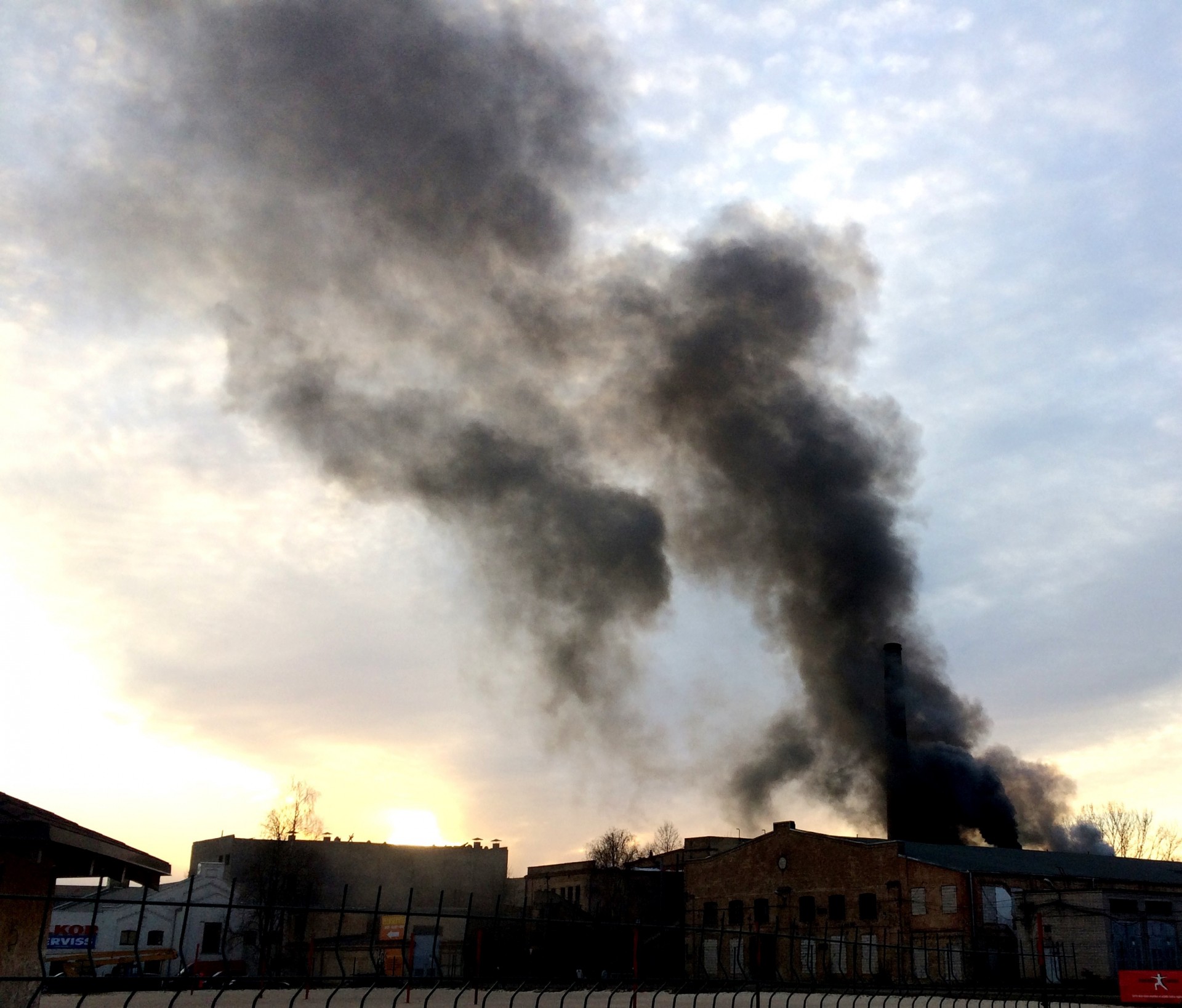Milzu dūmos deg ēka blakus ELKOR lielveikalam Brīvības ielā - FOTO/VIDEO (Bilde 1)