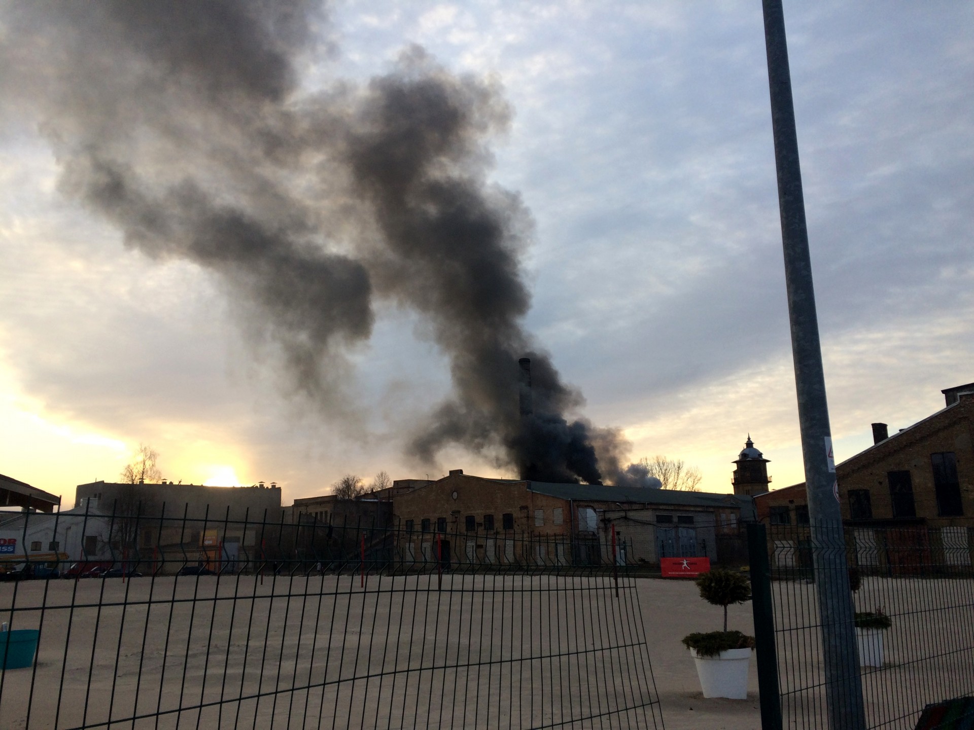 Milzu dūmos deg ēka blakus ELKOR lielveikalam Brīvības ielā - FOTO/VIDEO (Bilde 2)