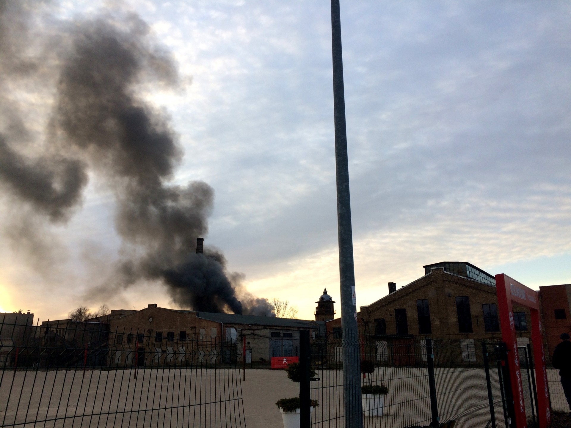 Milzu dūmos deg ēka blakus ELKOR lielveikalam Brīvības ielā - FOTO/VIDEO (Bilde 3)