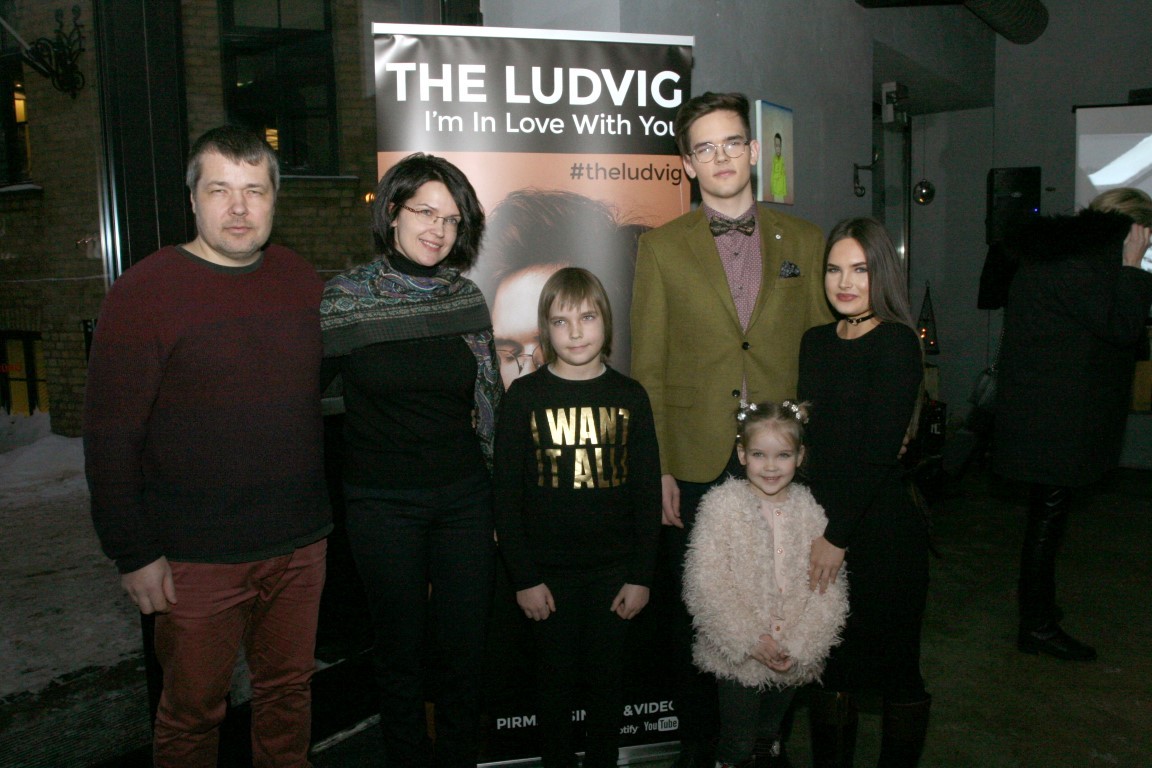 Meiteņu elks The Ludvig pirmoreiz runā par tēta zaudēšanu autokatastrofā (Bilde 1)