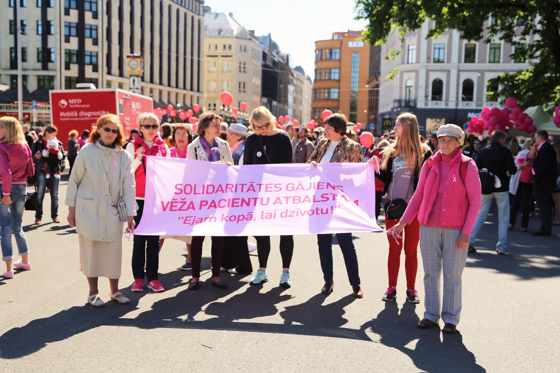 Solidaritātes gājiens vēža pacientu atbalstam pulcē ap 400 cilvēku (Bilde 1)