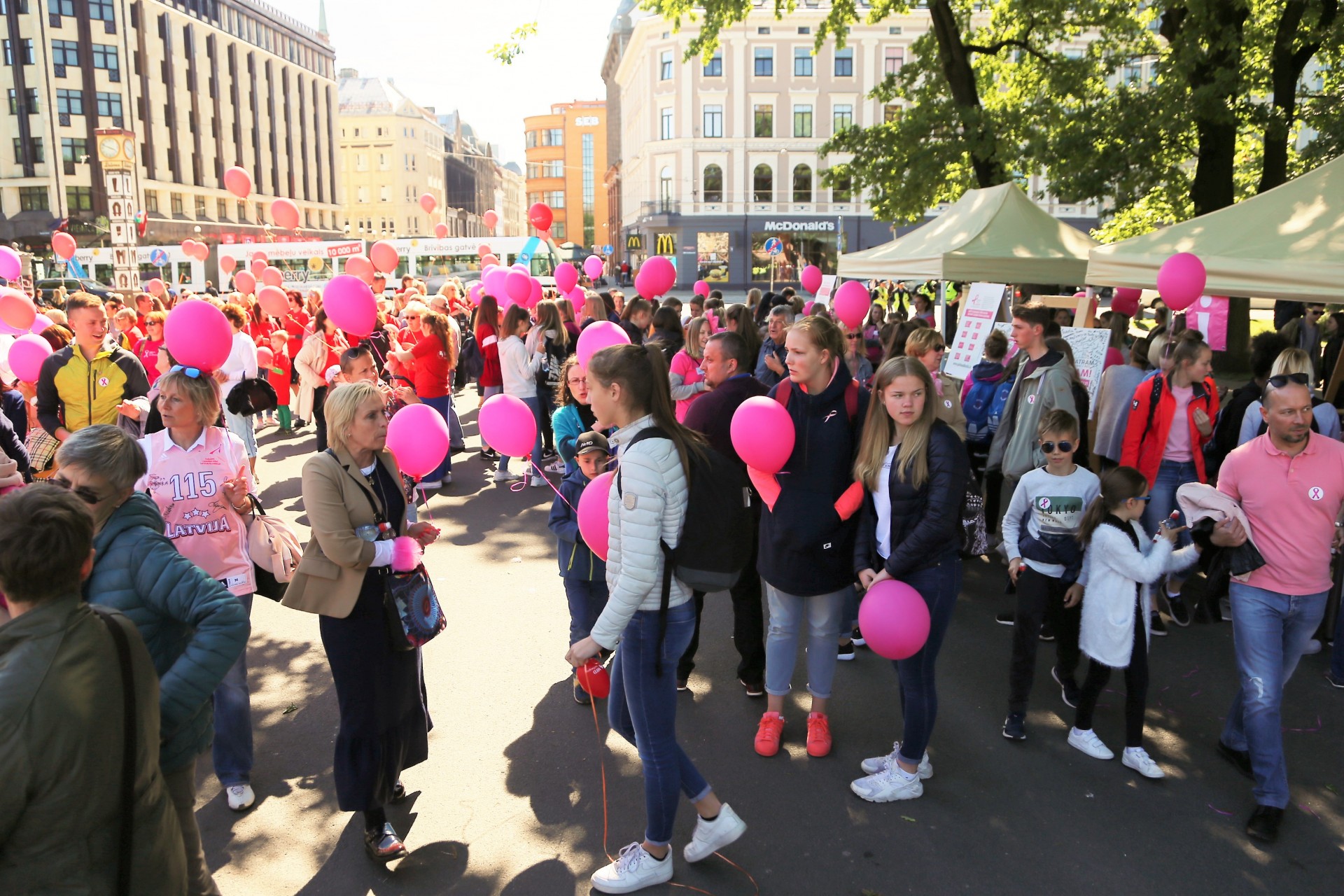 Solidaritātes gājiens vēža pacientu atbalstam pulcē ap 400 cilvēku (Bilde 3)