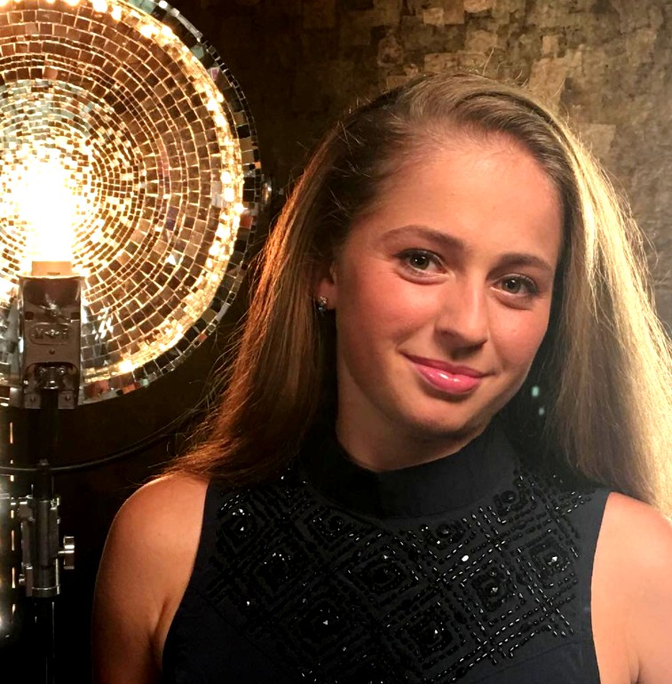 Izcilā Aļona Ostapenko dejo rumbu izsmalcinātā deju konkursā. VIDEO (Bilde 3)