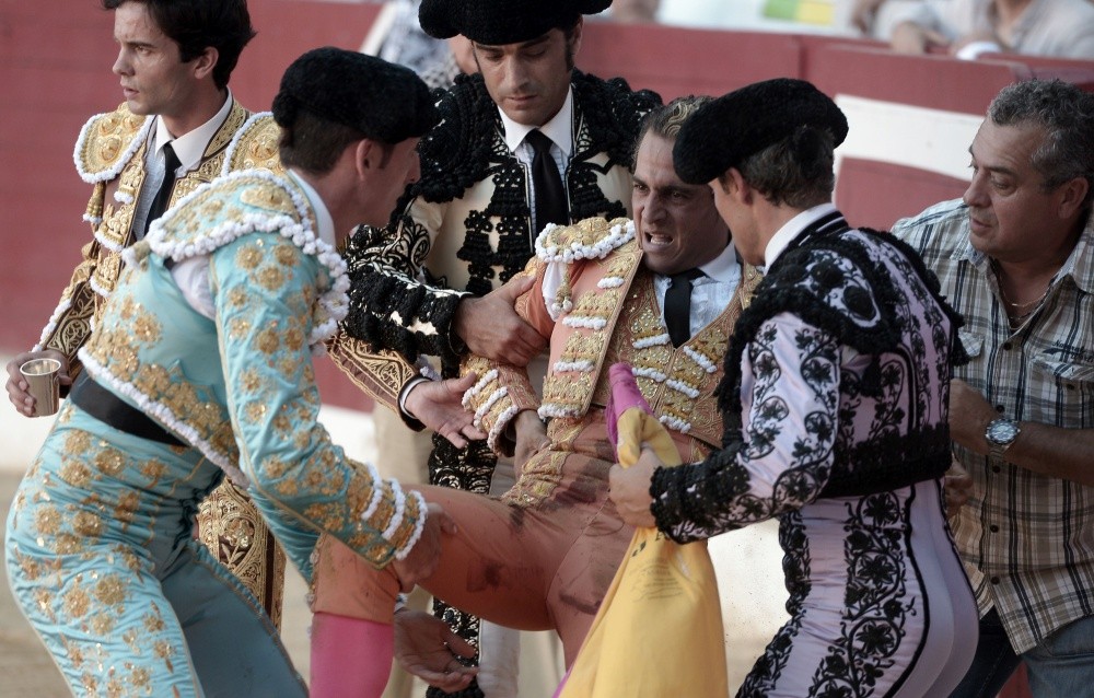 36 gadu vecumā skatītāju pilnā arēnā vērša nobadīts mirst spāņu matadors. FOTO/VIDEO (Bilde 3)