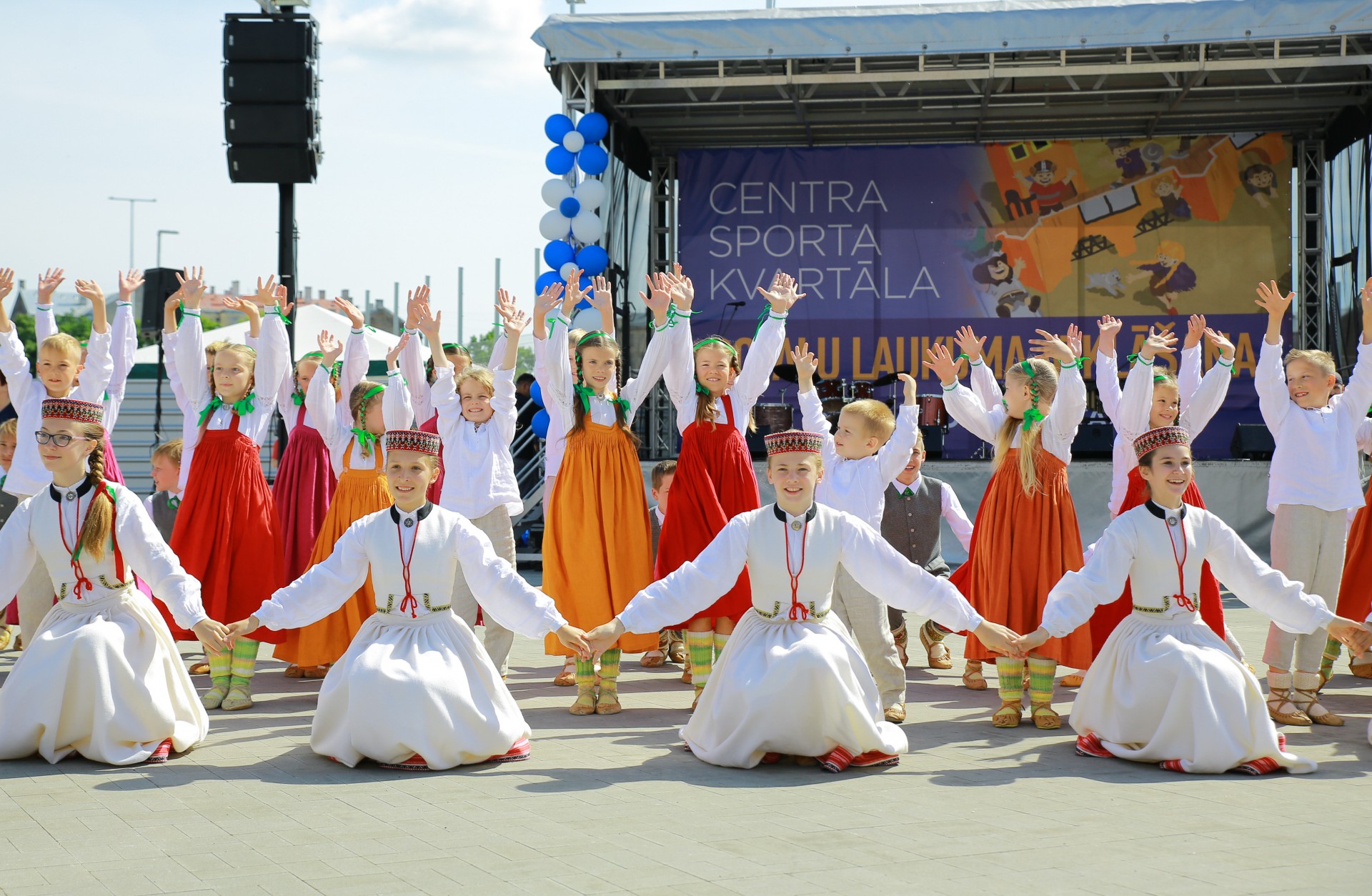 Ar ziepju burbuļu salūtu atklāts Centra sporta kvartāla rotaļu laukums Barona ielā (Bilde 4)