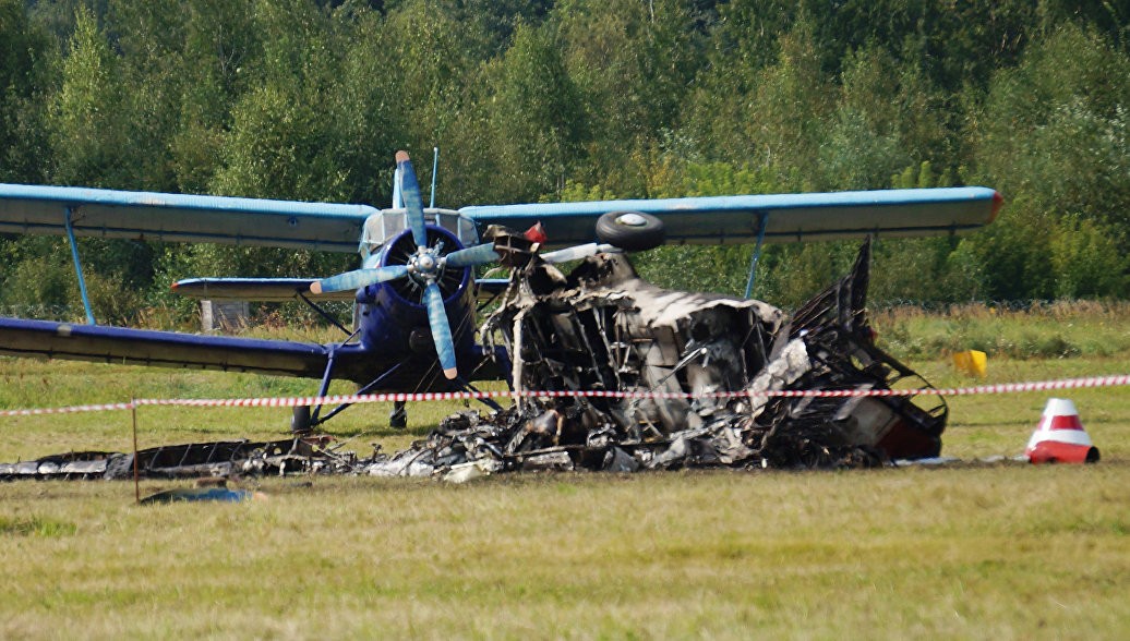 Aviošovā pie Maskavas skatītāju acu priekšā nogāžas lidmašīna. Ir bojāgājušie  (Bilde 2)