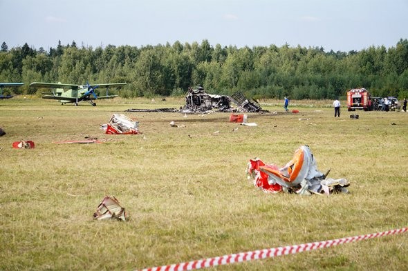 Aviošovā pie Maskavas skatītāju acu priekšā nogāžas lidmašīna. Ir bojāgājušie  (Bilde 3)