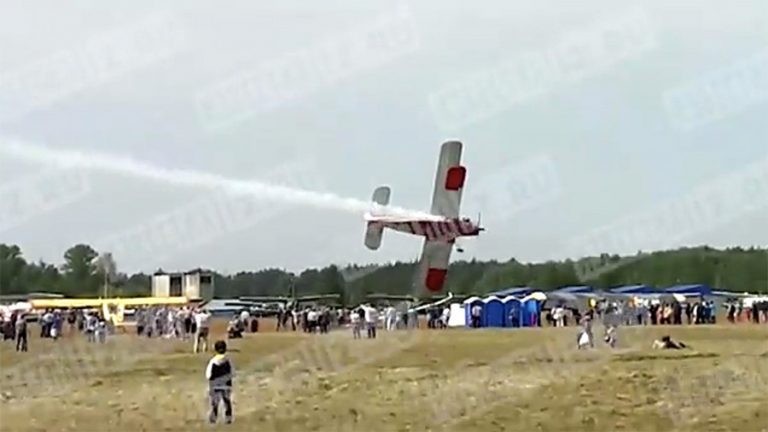 Aviošovā pie Maskavas skatītāju acu priekšā nogāžas lidmašīna. Ir bojāgājušie  (Bilde 4)