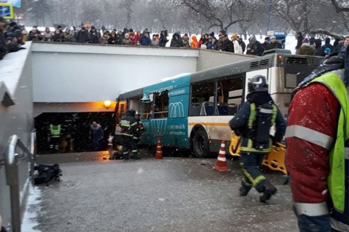 Maršruta autobusam ietriecoties pūlī Maskavā nogalināti 5 cilvēki, vairāk kā 15 smagi savainoti. VIDEO (Bilde 1)
