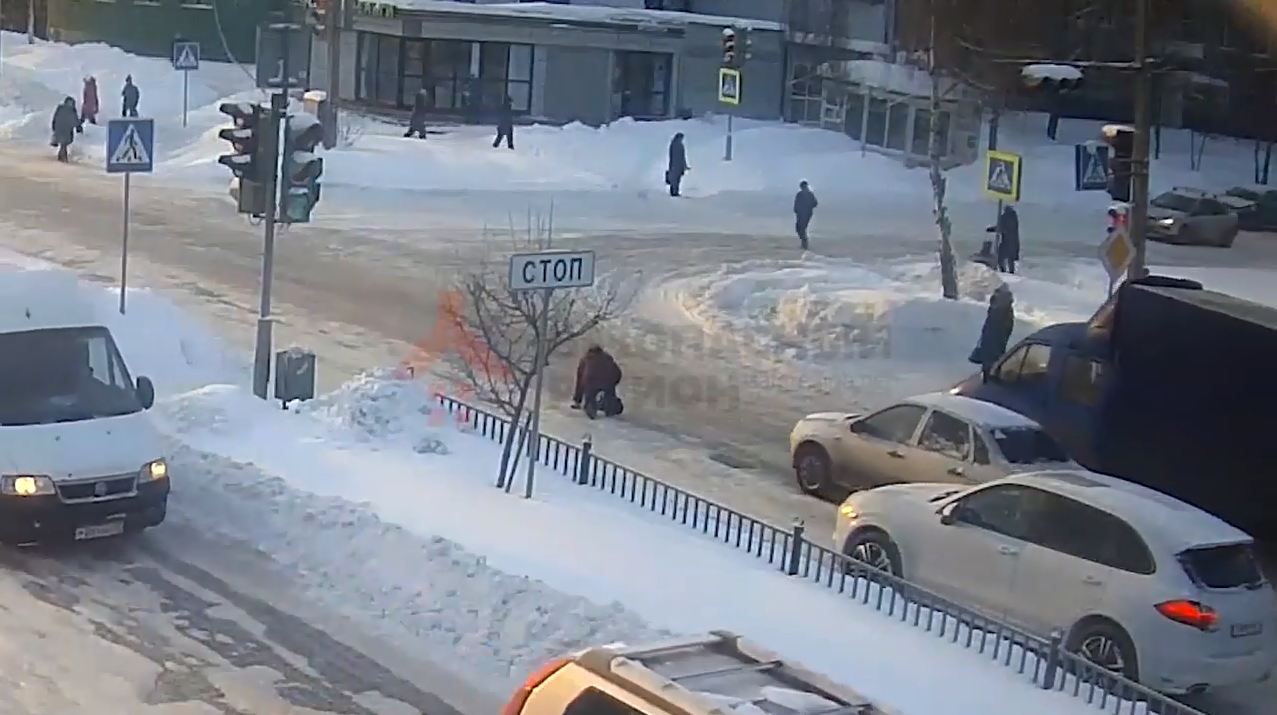 Šokējošs VIDEO. Šoferis uz ielas speciāli notriec pakritušu gājēju (Bilde 2)