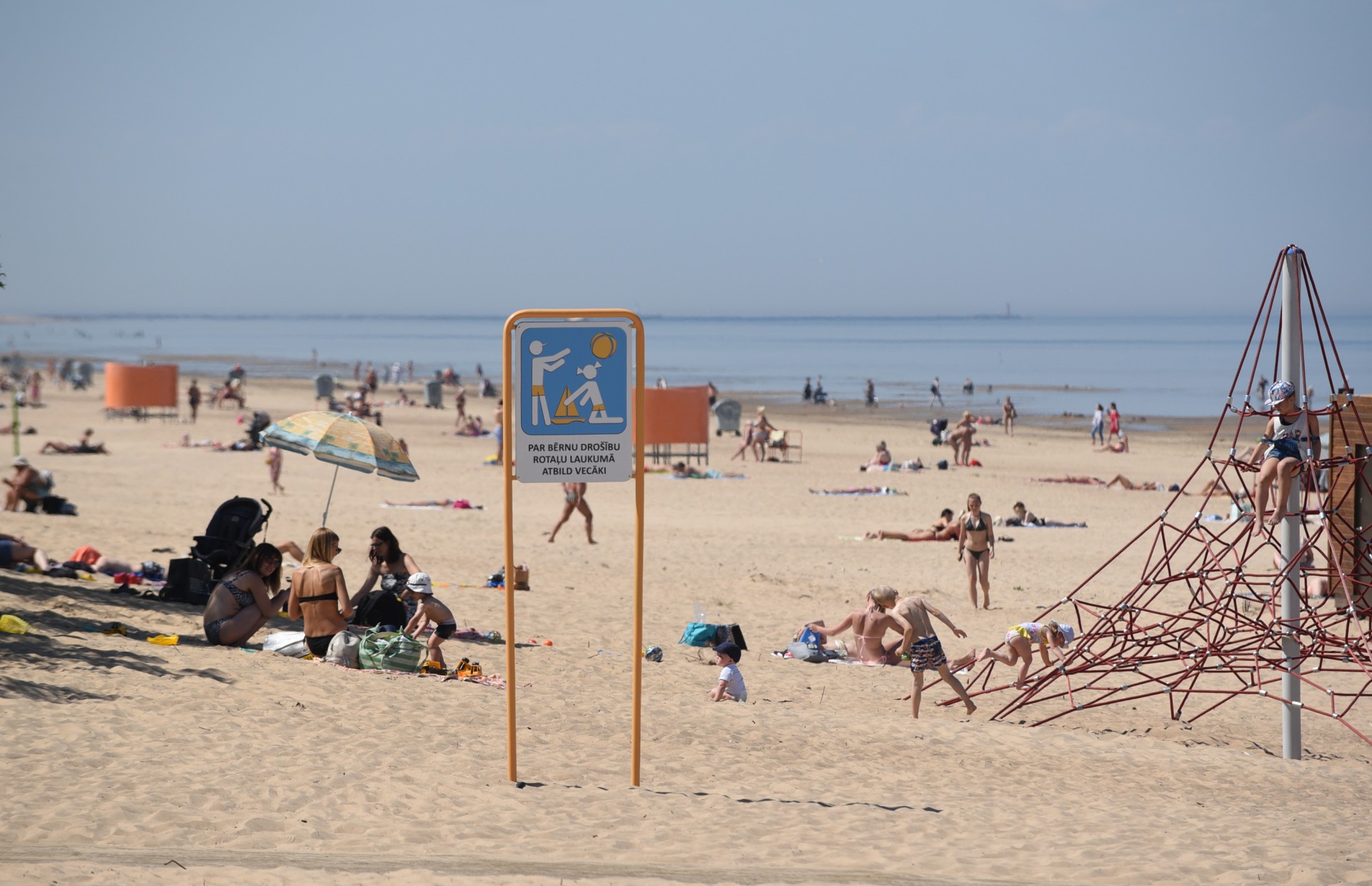 Blakus nūdistu pludmalei! Vecāķu peldvietā svinīgi pacelts Zilais karogs (Bilde 1)