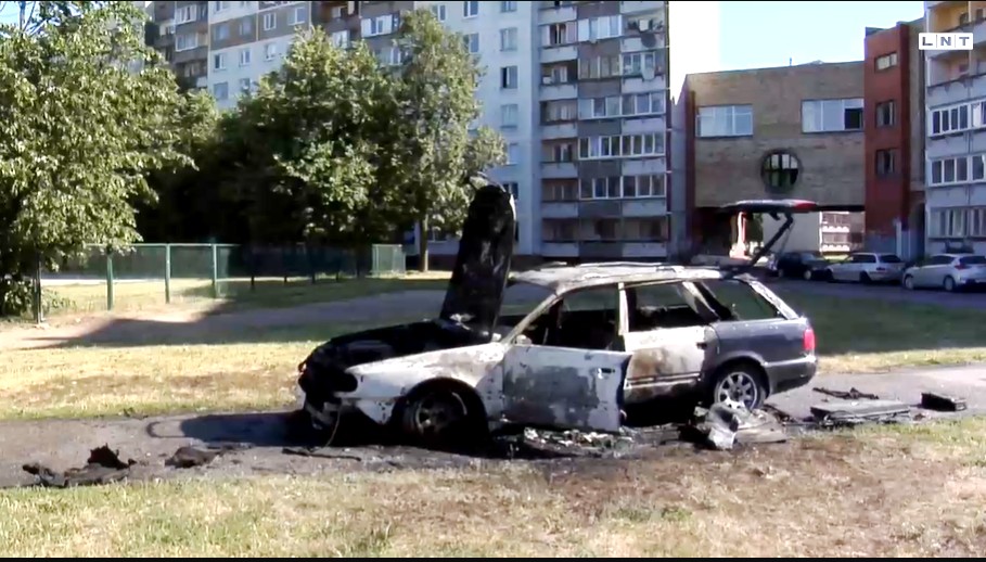 Pļavniekos greizsirdīga blondīne satrakojas, sadur riepas un aizdedzina mīļotā puiša auto (Bilde 1)