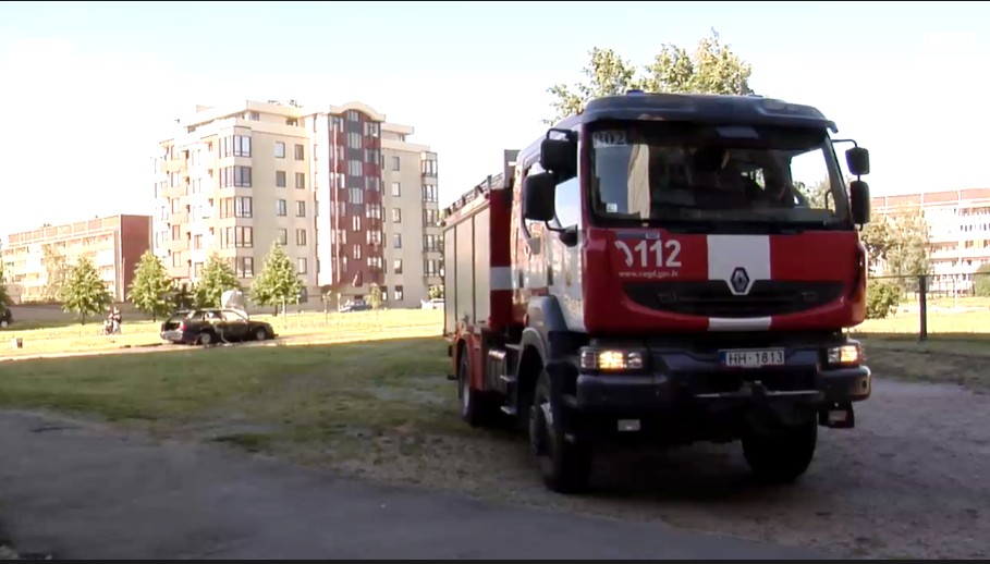 Pļavniekos greizsirdīga blondīne satrakojas, sadur riepas un aizdedzina mīļotā puiša auto (Bilde 2)