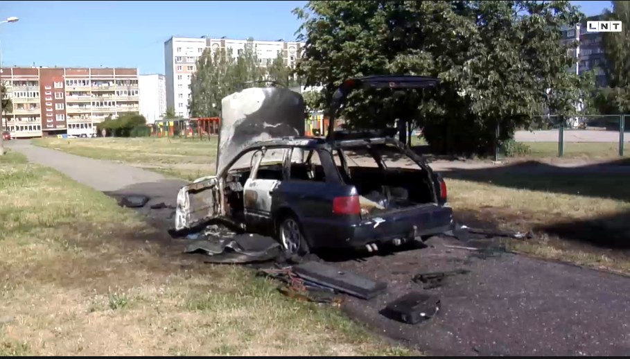 Pļavniekos greizsirdīga blondīne satrakojas, sadur riepas un aizdedzina mīļotā puiša auto (Bilde 3)
