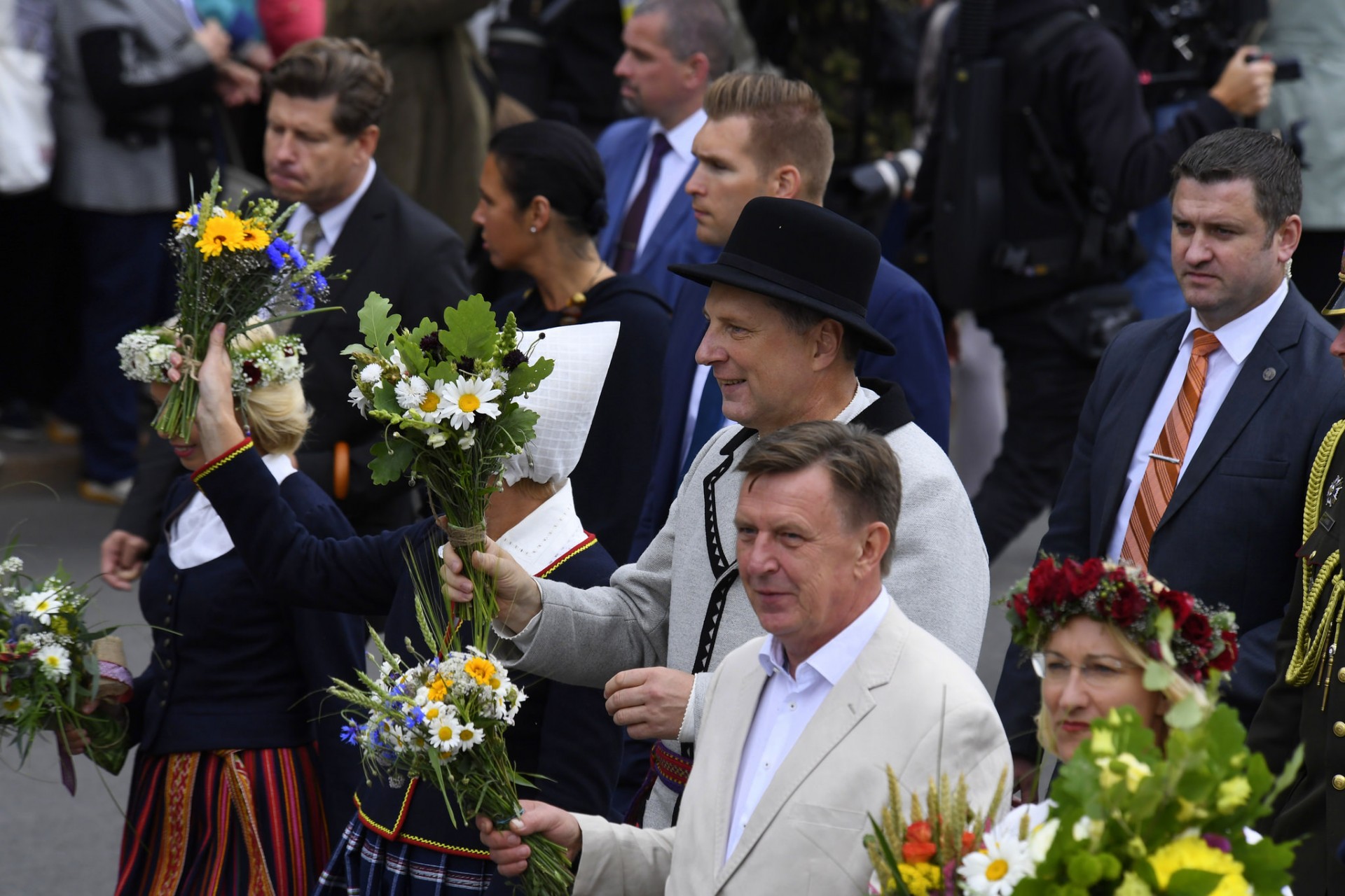 Apkaunojums. Vējonis vairs nespēj uzstāties pat latviski. Stulbi vaikstoties, Dziesmusvētkus visas pasaules priekšā nosauc par Ziemas... (Bilde 1)