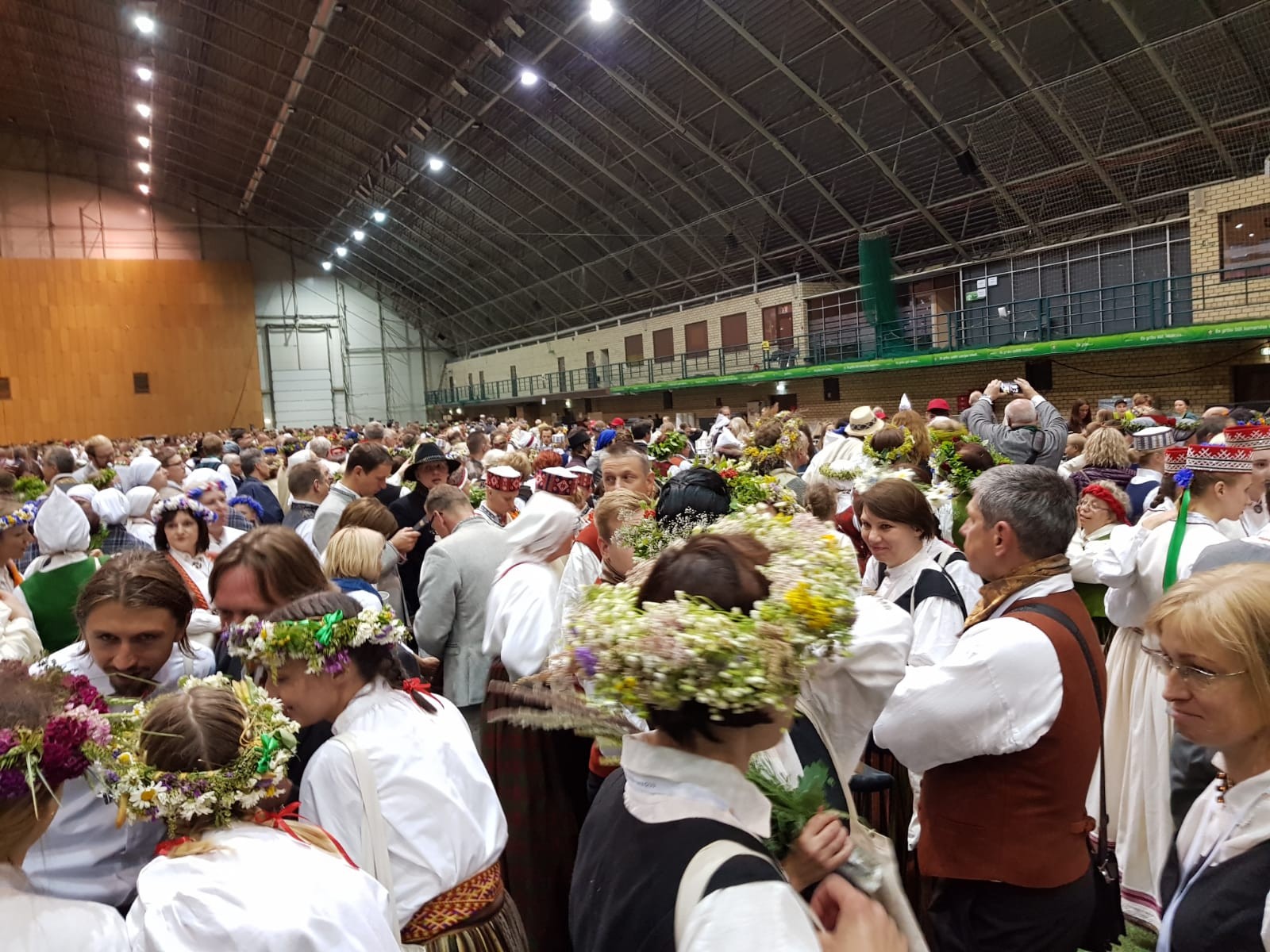 Šokējoši! Dziesmu, deju svētku dalībniekiem pazemojošā bada rindā liek stāvēt pusotru stundu, bet pēc tam vēl apdala ar siltām vakariņām (Bilde 3)