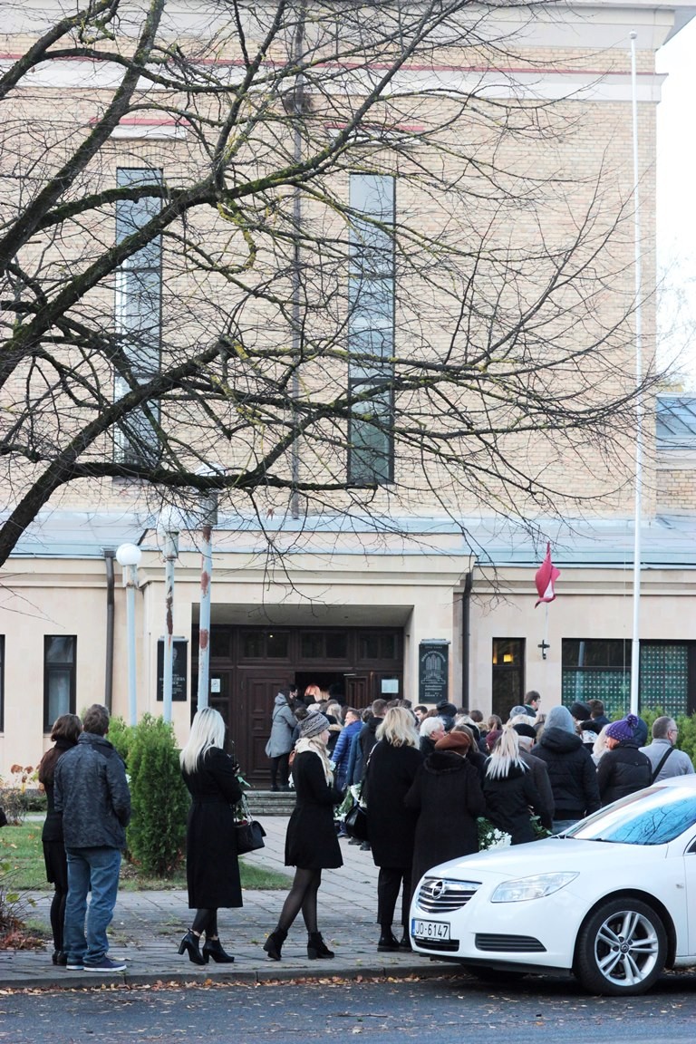 Vieglu un skaistu lidojumu Valčam! FOTOGALERIJA: Slavenības un tauta atvadās no Valtera Frīdenberga (Bilde 2)