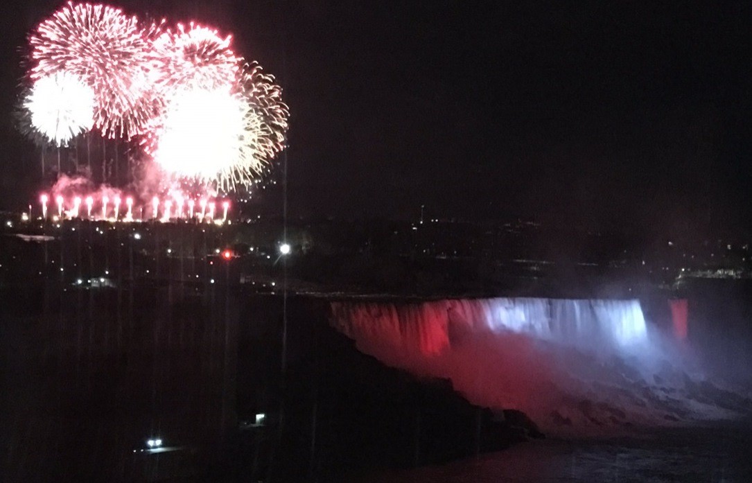 Es mīlu Tevi, Latvija! Niagāras ūdenskritums, Toronto TV tornis un visa pasaule sveic mūsu tautu un valsti simtgadē (Bilde 1)