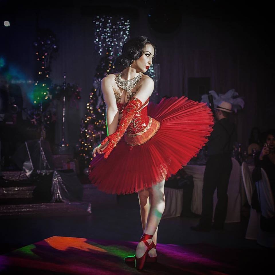 Šarmantā burleskas karaliene Jekaterina no Krievijas festivālā 'Erots 2019'. KRĀŠŅA FETIŠA FOTOGALERIJA (Bilde 3)